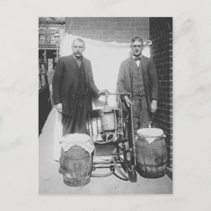 Carte Postale Agents affichant un alambic à whisky, 1920