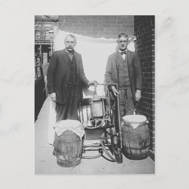 Carte Postale Agents affichant Whiskey Toujours, 1920 (Devant)