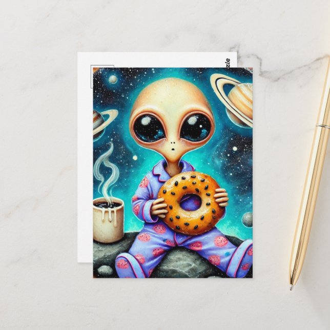 Carte Postale Alien en PJ avec café et bagel (Devant/Arrière en situation)