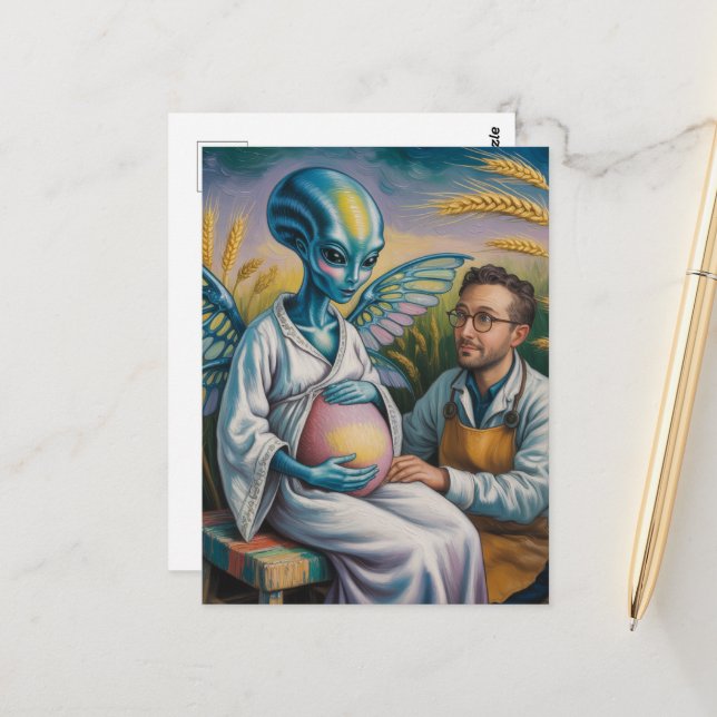 Carte Postale Alien enceinte avec ailes dans le champ de blé (Devant/Arrière en situation)