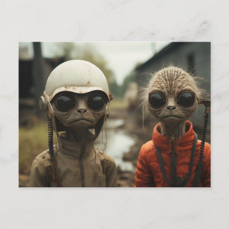Carte Postale Aliens à côté : Chats étranges