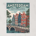 Carte Postale Amsterdam, PAYS-BAS<br><div class="desc">Illustrez une affiche de voyage rétro et lumineuse d'Amsterdam, axée sur les maisons du canal avec de hautes façades étroites. Comprend un canal classique avec des bateaux, des ponts voûtés et des bicyclettes penchées contre les balustrades. Palette de couleurs : rouge muet, bleu profond et vert doux. Ajoutez des arbres...</div>