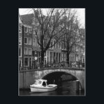 Carte Postale Amsterdam Winter Canal Boat Scene<br><div class="desc">Bonjour ! J'espère que vous aimez cette photo que j'ai prise ! N'hésitez pas à ajouter votre propre texte et à consulter mes boutiques pour plus de détails !</div>