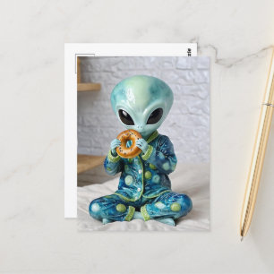 Carte Postale Amusant Alien manger un bagel dans un lit