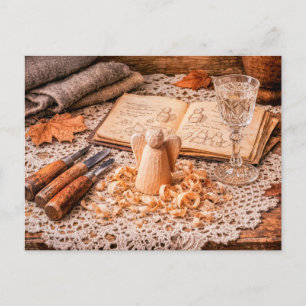 Carte Postale Ange en bois en cours de sculpture avec outils et