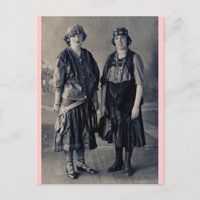 Carte Postale Antique des années 1920 Femmes en costumes tzigane (Devant)