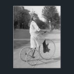 Carte Postale Antique fille à tricycle, 1913<br><div class="desc">Jolie vieille photo de petite fille mignonne sur tricycle,  années 1910.</div>