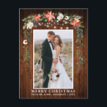 Carte Postale Aquarelle Hiver Floral Bois Nouveau Noël<br><div class="desc">Bois rustique Elégant Aquarelle Hiver Floral Bois nouvellement marié Photo Joyeux Noël La carte postale comprend de belles poinsettias rouges d'aquarelle,  verdure botanique,  feuillage hivernal,  baies sèches,  roses blanches,  coton,  cônes de pin et baies bleues. Bois rustique et lumières à cordes.</div>