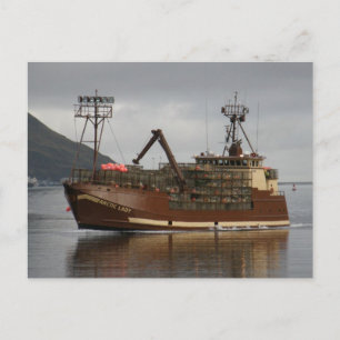Carte Postale Arctic Lady, Bateau de crabe en hollandais Harbour