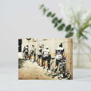 Carte Postale Arrêt pipi des cyclistes du Tour de France vintage