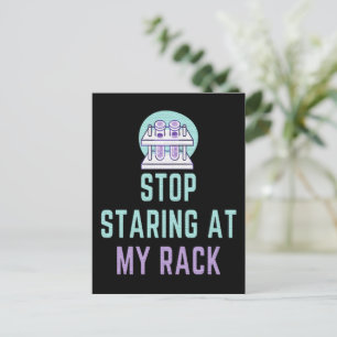CARTE POSTALE ARRÊTEZ DE REGARDER MON RACK - TECHNICIEN DE LABO