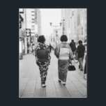 Carte Postale Asie, Japon, Tokyo. Geishas sur la Ginza.<br><div class="desc">DROIT D'AUTEUR Walter Bibikow / DanitaDelimont.com | AS15 WBI0039.jpg | Asie,  Japon,  Tokyo. Geishas sur la Ginza.</div>