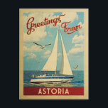 Carte Postale Astoria Vintage voyage de voilier Oregon<br><div class="desc">Ce Salutations de Astoria Oregon design nautique de voyage vintage comprend un bateau naviguant sur l'eau avec des mouettes et un ciel bleu rempli de somptueux nuages blancs bouffants.</div>