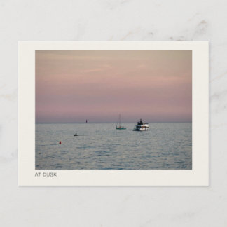 Carte Postale AU CRÉPUSCULE — Bateaux sur une mer calme Photogra