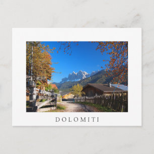 Carte Postale Automne dans un village des Dolomites en Italie