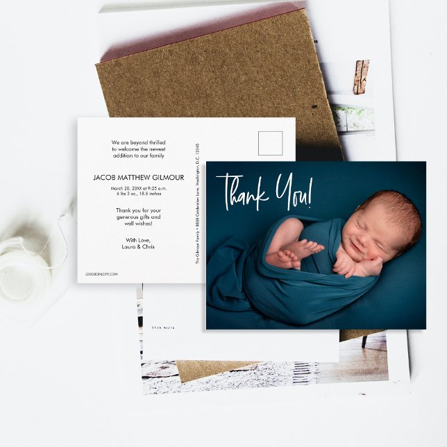 Carte Postale Baby shower photo pour bébé de la main merci (Baby thank you postcard with birth stats.)