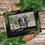 Carte Postale Baies rouges Baies vertes Holly mignonne Feuillage<br><div class="desc">Unique, classique, tendance, jolie et décorative Carte de vacances. Joy Holidays salue le texte et l'espace pour customiser ou personnaliser avec une photo, nom de famille (ou noms individuels) et message de votre choix. Cadre de baies rouges de vin de Bourgogne et de bouquets de fleurs vert foncé sur un...</div>