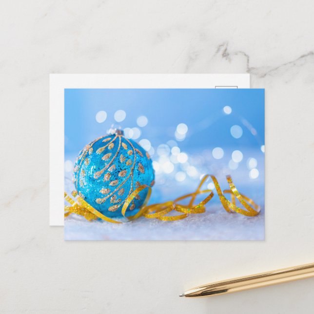 Carte Postale Balle de décoration bleue de Noël (Devant/Arrière en situation)