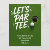 Balle de golf à côté du trou sur l'herbe verte de 