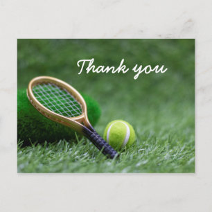 Carte Postale Balle de tennis et raquette sur gazon vert