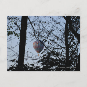 Carte Postale Ballon à air chaud à travers les arbres