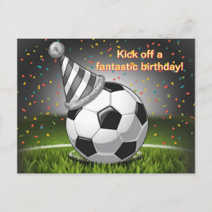 Carte Postale ballon de football portant un chapeau d'anniversai