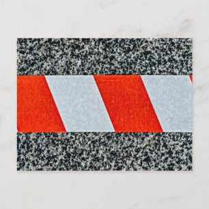 Carte Postale Bande d'avertissement rouge sur la pierre de grani