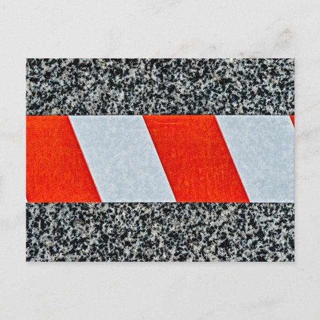 Carte Postale Bande d'avertissement rouge sur la pierre de grani (Devant)