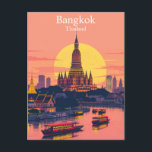 Carte Postale Bangkok, Thaïlande Vintage voyage animé<br><div class="desc">Envoyez un morceau de l'animation de la capitale thaïlandaise avec cette carte postale de Bangkok vibrante. Avec des illustrations colorées de temples emblématiques, de marchés flottants et de tuk-tuk, il capture l'énergie dynamique et la richesse culturelle de la ville. Idéal pour les amateurs de voyages, les collectionneurs de cartes postales...</div>