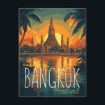 Carte Postale Bangkok, Wat Arun Temple Retro Voyage<br><div class="desc">Élevez votre espace avec cette superbe carte postale vintage avec un temple de Bangkok baigné de soleil doré. L'illustration de style rétro capture l'énergie vibrante et la beauté intemporelle de la ville. Parfait pour les amateurs de voyage et de décoration familiale.</div>