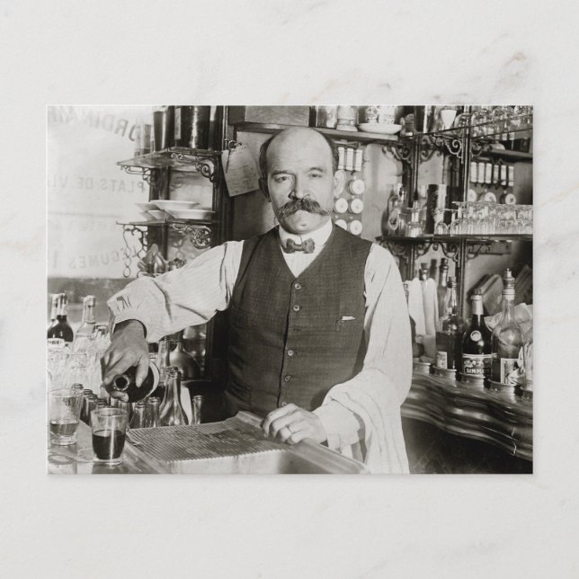 Carte Postale Barman versant une boisson, 1910 (Devant)