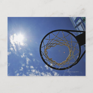 Carte Postale Basketball Hoop and the Sun, contre le ciel bleu