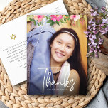 Carte Postale Bat mitzvah Photo Floral Script Merci personnalisé<br><div class="desc">Assurez-vous que votre Bat mitzvah préféré exprime sa reconnaissance à tous ceux qui ont soutenu son événement marquant! Envoyez cette carte postale sophistiquée et personnalisée ! Une aquarelle florale chic, étonnante, rose et pêche avec typographie en écriture blanche et sans serif moderne superposent la photo de votre choix. Une étoile...</div>