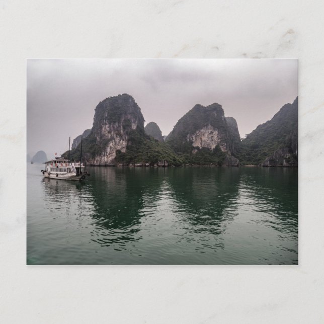 Carte Postale Bateau en Misty Halong Bay Rock Islands, Vietnam (Devant)