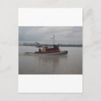 Bateau remorqueur dans le brouillard