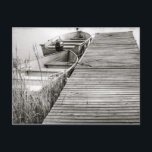 Carte Postale Bateaux au quai<br><div class="desc">Quelques bateaux à rames sont assis à côté d'un quai sur un lac dans le nord du Minnesota.</div>