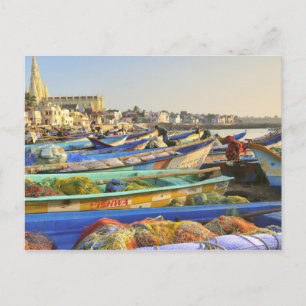 Carte Postale Bateaux en préparation pour la pêche, L'église de