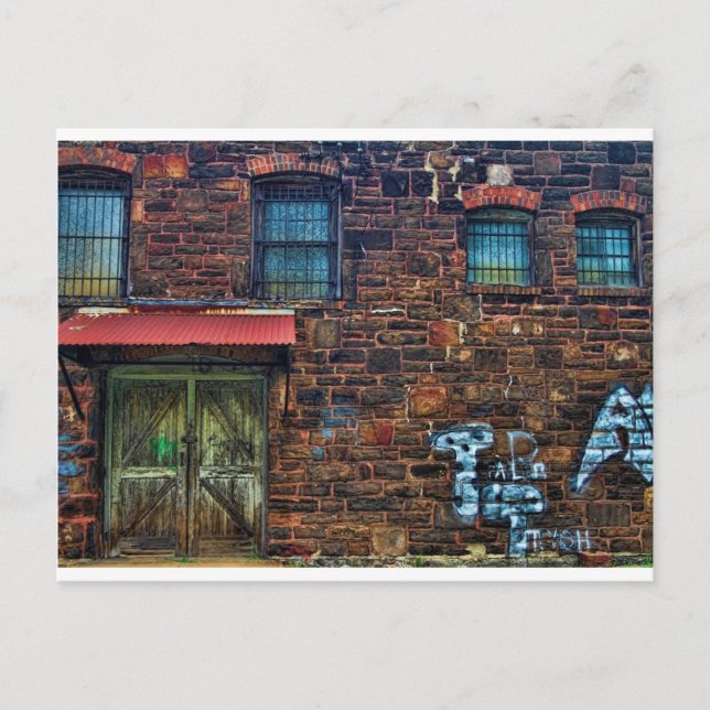 Carte Postale Bâtiment en briques graffiti abandonné Fenêtres ba (Devant)