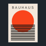 Carte Postale Bauhaus Soleil rouge orange<br><div class="desc">Un design d'art moderne dans le style Bauhaus d'un soleil rouge orange avec des lignes horizontales noires sur un arrière - plan beige.</div>