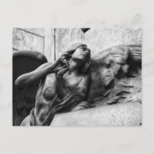 Beau ange avec un regard serein vers le ciel