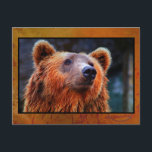 Carte Postale Beau Portrait d'ours Brown Faune Photo<br><div class="desc">Une photographie de la nature représentant un portrait d'un ours brun,  regardant attentivement au loin. Magnifique et majestueux,  cet animal merveilleux exhale l'intelligence. Cette photo de closeup montre sa fourrure brune épaisse avec des tons variés de brun et de rouge,  avec une couleur et une intensité saturées profondes.</div>