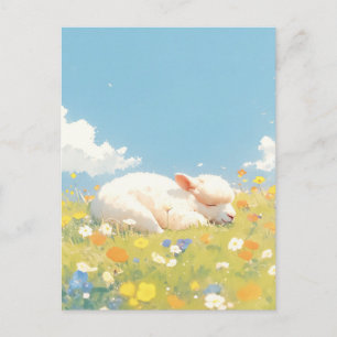Carte Postale Bébé Alpaga Blanc Endormi dans une Prairie de Fleu