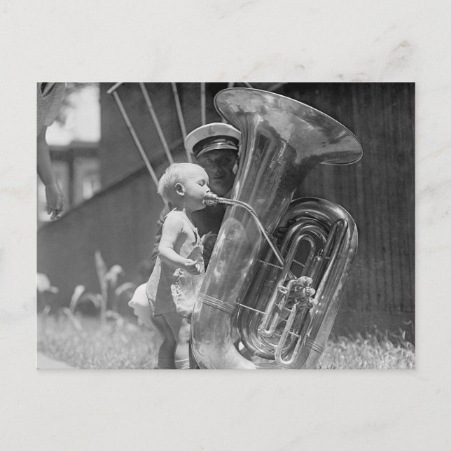 Carte Postale Bébé jouant du tuba, 1923 (Devant)