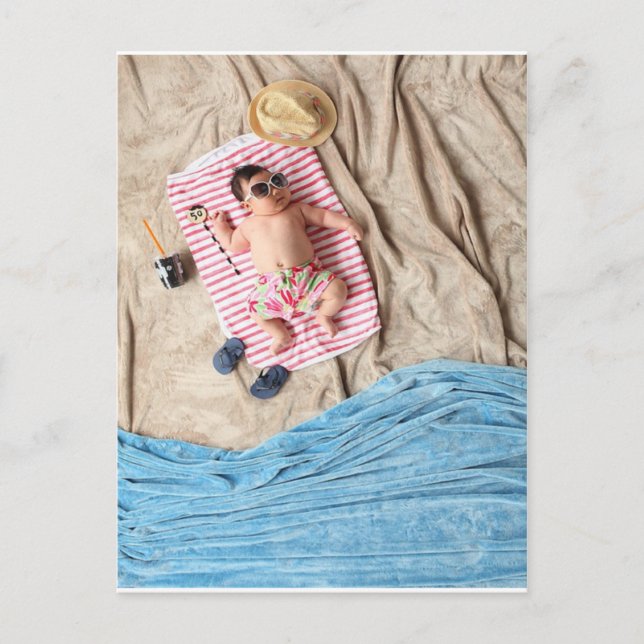 Carte Postale Bébé mignon se relaxant à la plage (Devant)