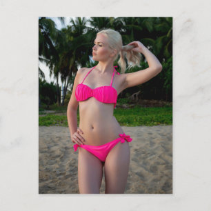 Carte Postale Belle Blonde en rose chaud