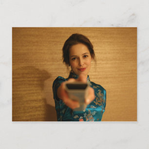 Carte Postale Belle Femme tenant une télécommande