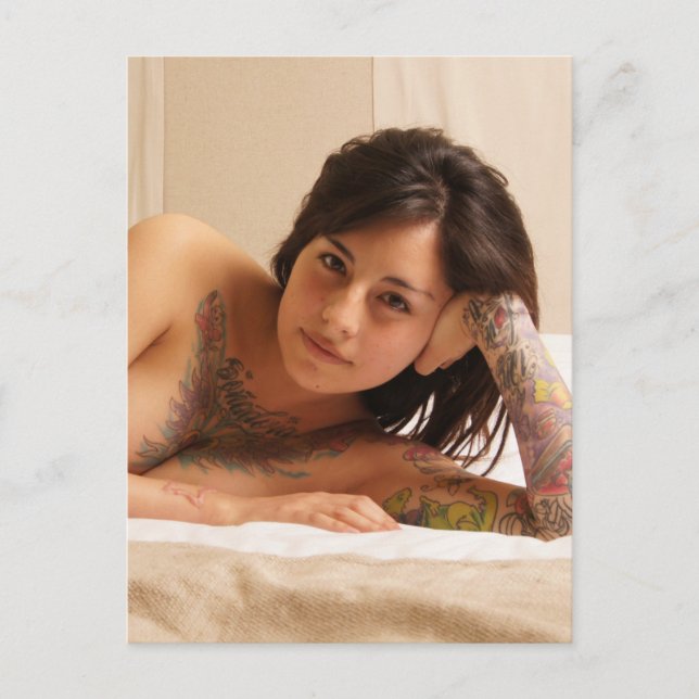 Carte Postale Belle fille avec tatouages photo (Devant)