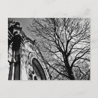 Carte Postale Belle journée dans le cimetière en noir et blanc