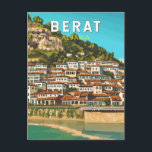 Carte Postale Berat Albanie Travel Art Vintage<br><div class="desc">Design de déplacement vectoriel rétro Berat. Berat est une ville située sur la rivière Osum,  dans le centre de l'Albanie. Elle est connue pour ses maisons ottomanes blanches.</div>