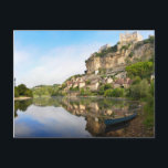 Carte postale Beynac-et-Cazenac et Dordogne<br><div class="desc">Carte postale du château et du village de Beynac-et-Cazenac construit sur les falaises le long de la rivière Dordogne tôt le matin avec réflexion dans la rivière et un kayak au premier plan. La ville est située dans le Périgord en France.</div>